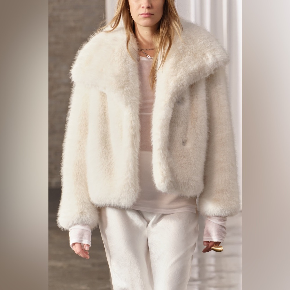 NEW ZARA SHORT FAUX FUR JACKET BLOGGERS FAVORITE VIRAL ZW COLLECTION
